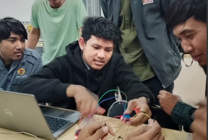 Mengenalkan Sekaligus Merawat Komponen Laboratorium Teknik Elektro Bersama Dosen dan Mahasiwa Unpam Serang