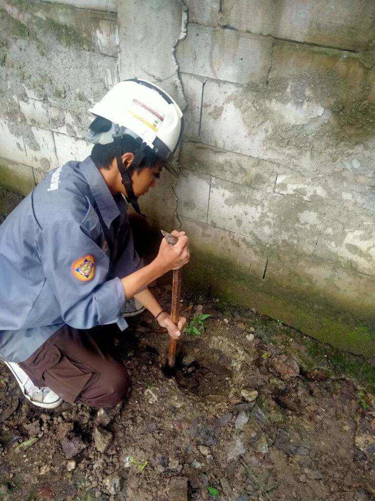 Revitalisasi Instalasi Listrik Rumah Tangga, Mahasiswa Teknik Elektro Universitas Pamulang Hadirkan Solusi Nyata di Kp. Bunian, Desa Sukatani