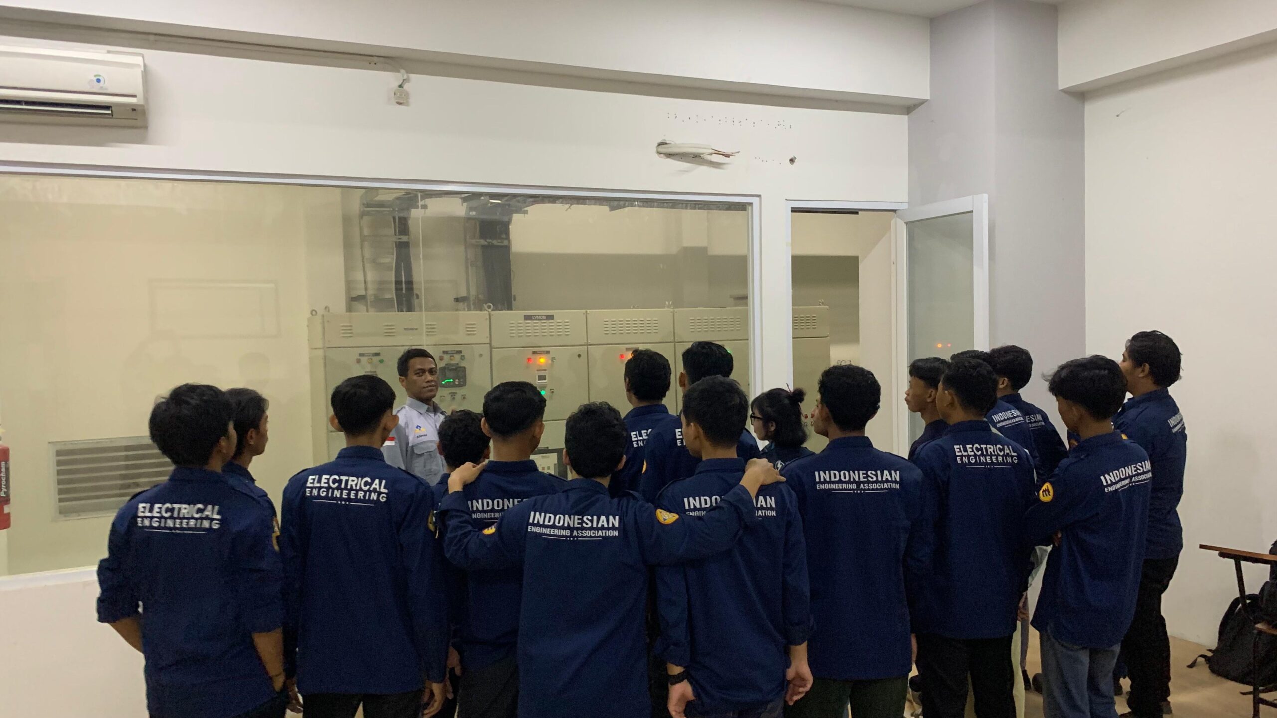 Teknik Elektro Kampus Serang Kenalkan Ruang Panel Distribusi Listrik dan Ruang Produksi bagi Mahasiswa